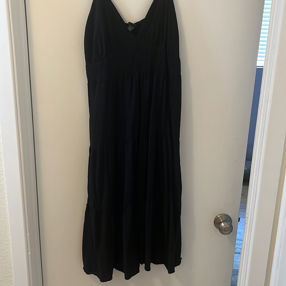 Cute black dress!